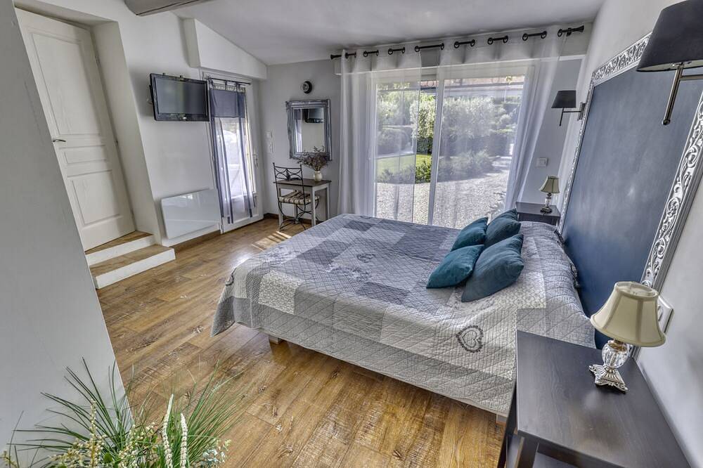 Fully air-conditioned house Heated Swimming Pool in Maubec, Parc naturel régional du Luberon