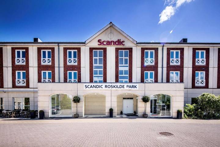 Hotel for 2 personer, med Terrasse og Have samt Søudsigt i Roskilde
