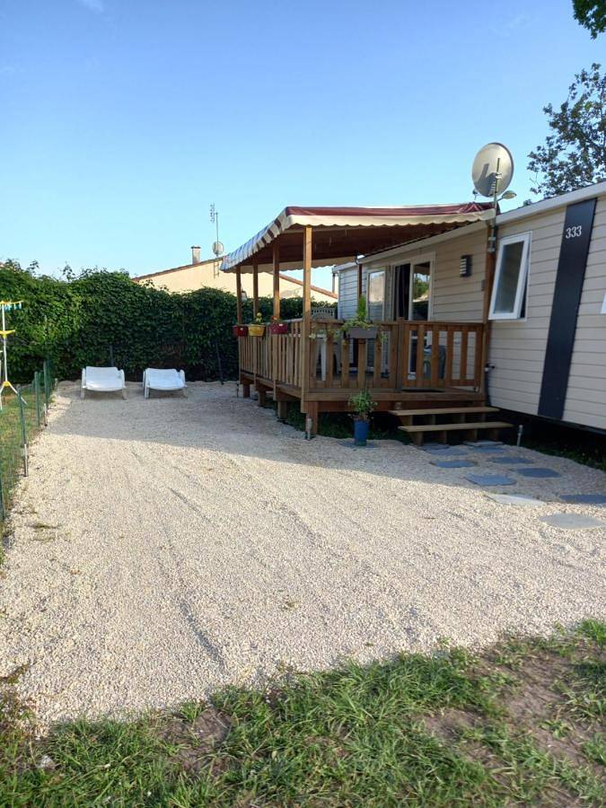 Camping pour 8 personnes, avec bassin pour enfant ainsi que piscine et jardin à La Tremblade - 4