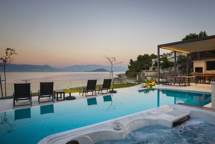 Willa dla 8 osób, z ogród i jacuzzi w Slatine