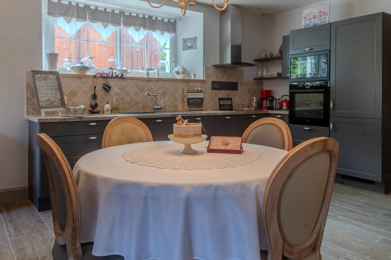 Appartement entier, L'Écrin de la Rose – Havre de paix avec piscine, nature et accueil pour animaux. in Yvrac-et-Malleyrand, Charente