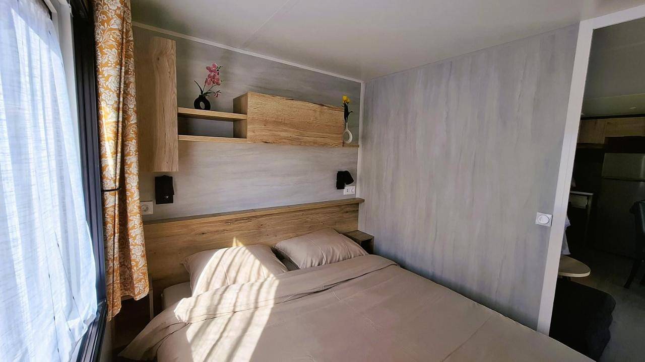Sfeervol Veluws Meerhuisje luxe gezinschalet aan het water met opgemaakte bedden en handdoeken in Nunspeet, Veluwe