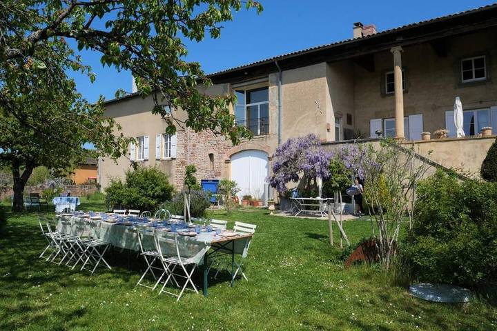 Location de vacances pour 20 personnes, avec vue ainsi que jardin et piscine, animaux acceptés à Juliénas - 2