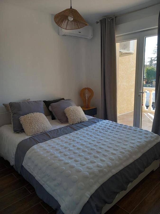 Appartement entier, Two-Bedroom Apartment in Miramas, Côte méditerranéenne (France)