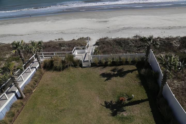 Vacation rental for 12 people, with yard in Folly Beach