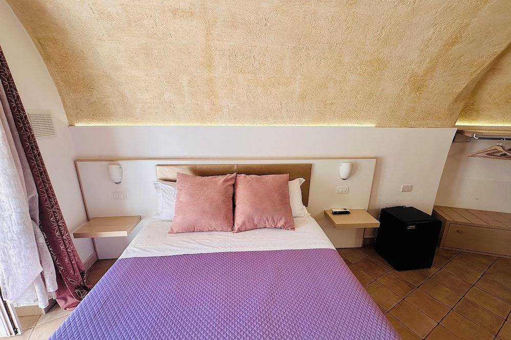 Il Sorriso dei Sassi Rooms. Idris Superior Deluxe on Sassi view. in Sassi di Matera, Matera