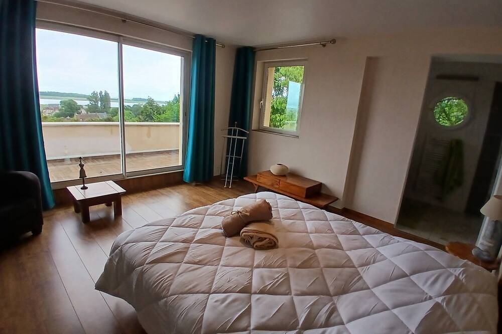 Villa Natura, jacuzzi and panoramic view of the bay and sea. in Sallenelles, Caen und Umgebung