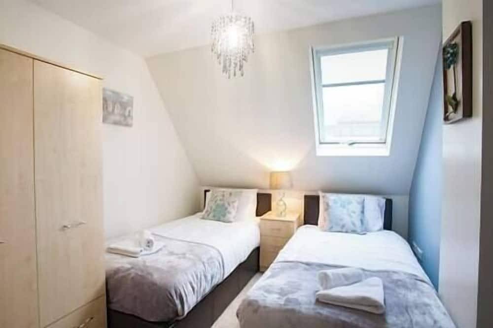 Entire apartment, Comfortable Swindon 3  bedroom Town Centre Apartment with en-suite, Free Parking in Swindon, North Wessex Downs