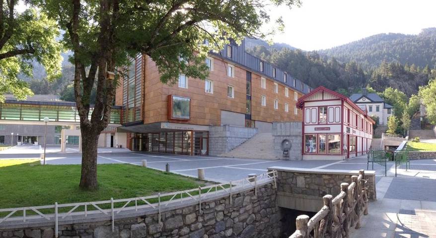 Hotel para 10 personas, con sauna además de jardín y jacuzzi - 1