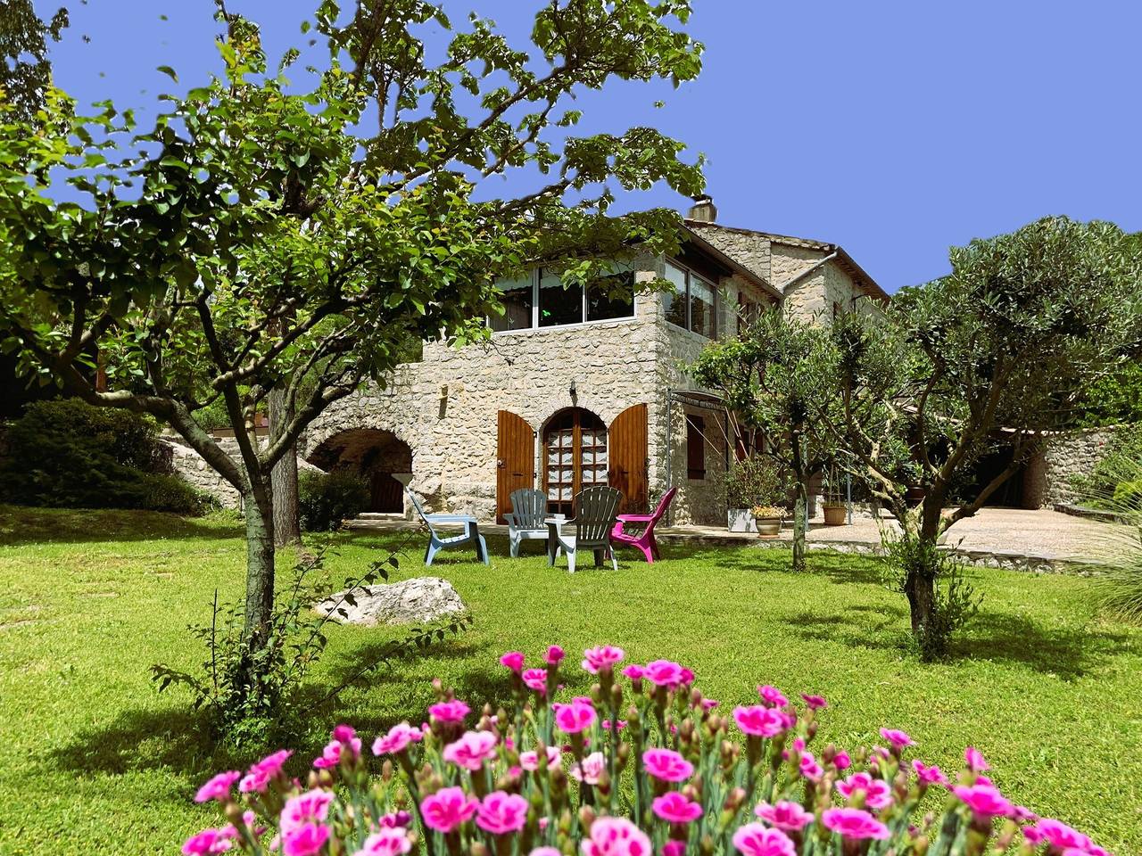 Room 'La Peireta' with Shared Pool, Wi-Fi and Air Conditioning in Saint-Alban-Auriolles, Ardèche