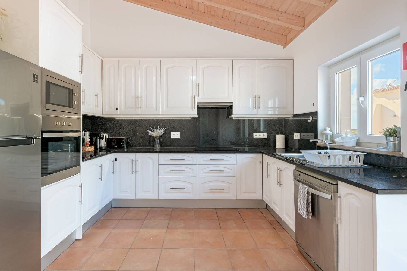 Apartamento 'Flor Do Rosto I' con vistas al lago, piscina compartida y Wi-Fi in São Teotónio, Costa Alentejana