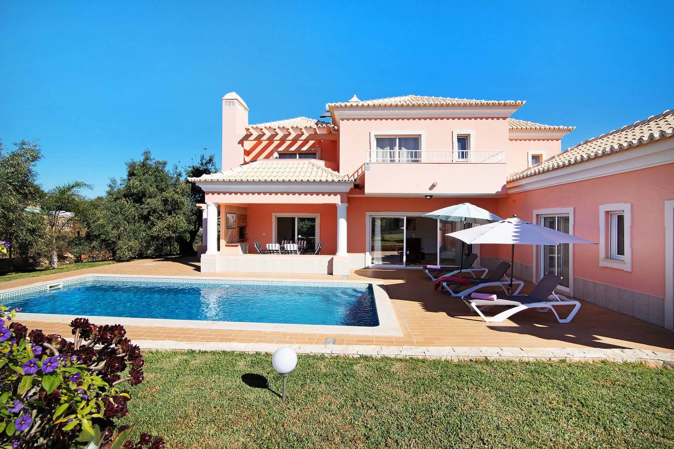 Villa "Casa Tulipas" con vistas a la montaña, piscina, Wi-Fi, aire acondicionado y jardín in Boliqueime, Distrito de Faro