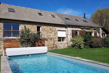Gîte pour 8 personnes, avec piscine et jardin à Condat-sur-Ganaveix