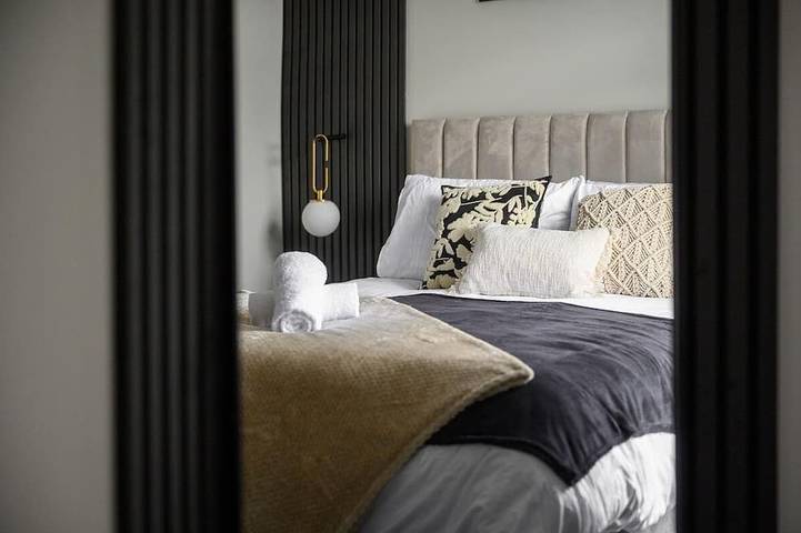 The Gallery House - Modern 2Br Stay - Sleeps 5 in Bolton, Grand Manchester
