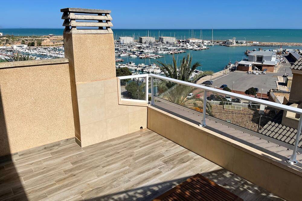 Entire apartment, El Campello Duplex Penthouse 3 Bed with Sea, Beach, Marina & Mountain Views in Playa Carrer La Mar, el Campello