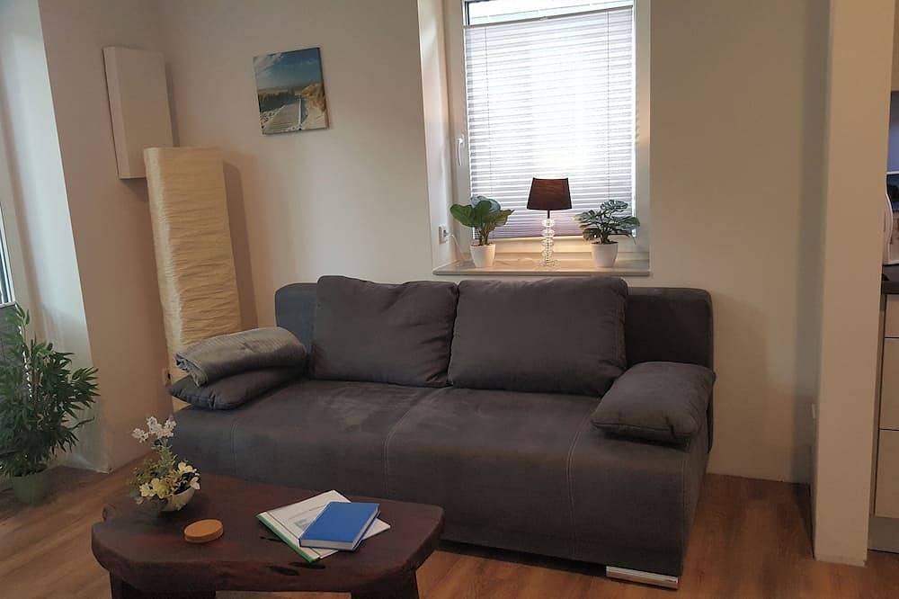 Ganze Wohnung, Schickes Ferienhaus, eingebettet in die schöne Schleilandschaft, ausgestattet mit: einer gepflegten Gartenanlage mit Spielmöglichkeiten und überdachter Grill- und Raucherecke, extrabreiten Türen (98cm), Fliegengitter und Plissees an allen Fens... in Taarstedt, Grünes Binnenland