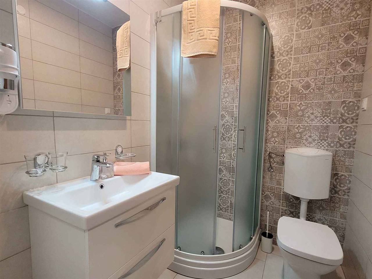 Ganze Ferienwohnung, Ferienwohnung mit Klimaanlage und Wlan in Malinska-Dubašnica, Krk