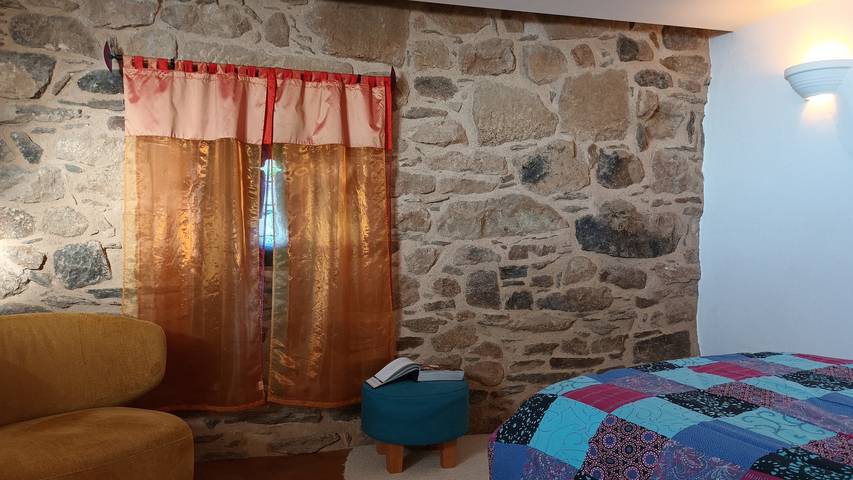 Maison de vacances 'La Clé Des Sens' vue sur les montagnes, terrasse privée et piscine intérieure. in Castelnau-Pégayrols, Parc naturel régional des Grands Causses