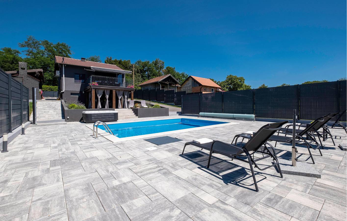 Charmante 90 m² große Wohnung mit Pool, WLAN und Parkplatz in Sisak-Moslavina