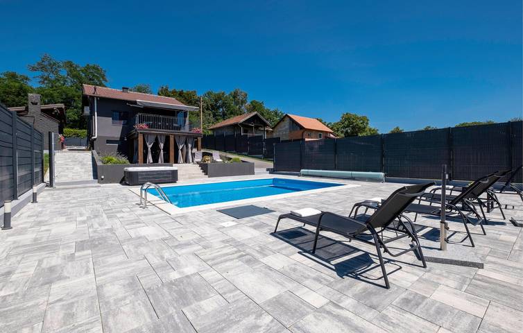 Charmante 90 m² große Wohnung mit Pool, WLAN und Parkplatz in Sisak-Moslavina