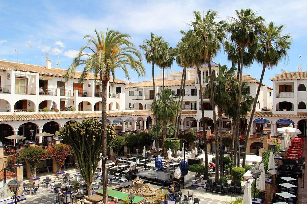 Apartamento entero, Impresionante vista de 2 camas de la plaza y el solarium privado in Brisas y Golf, Orihuela