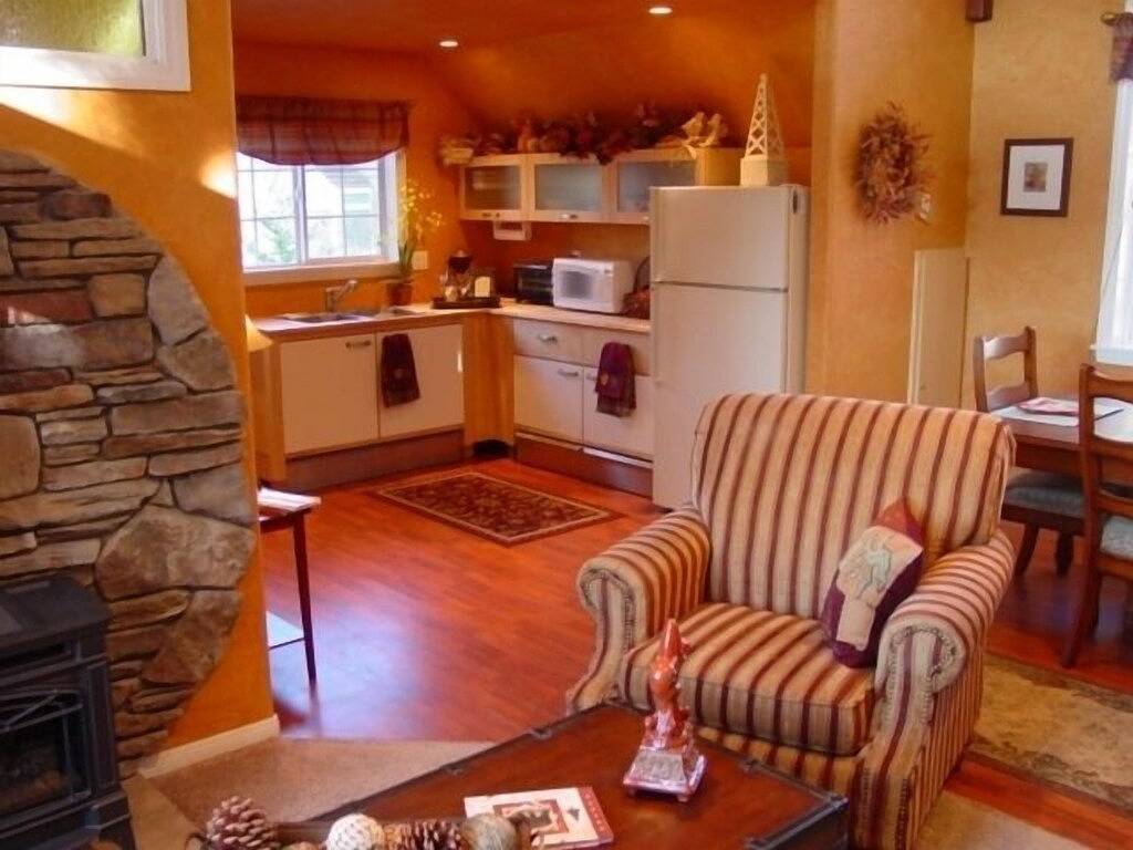 Tree Top Cottage-Romantische Whirlpool Wifi Haustiere 125. 00/145. 00 in Big Bear Lake, San Bernardino County