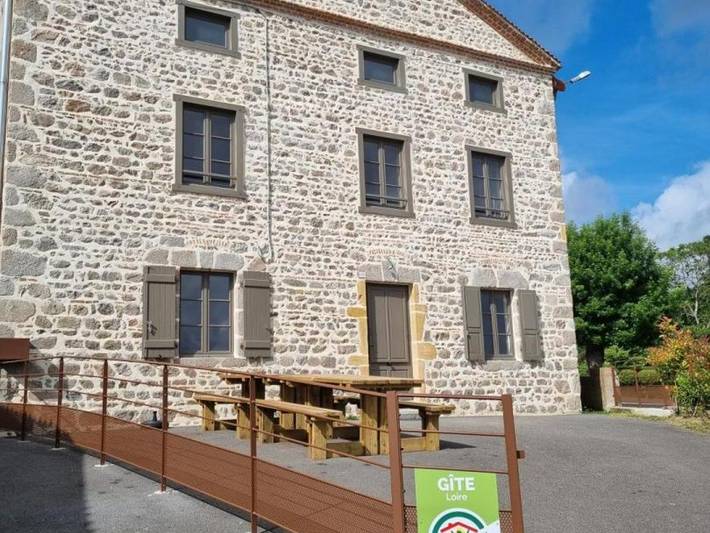 Geräumiges Gîte mit Jacuzzi und Haustiere Erlaubt, Bis 12 Pers in Le Crozet, Roanne und Umgebung