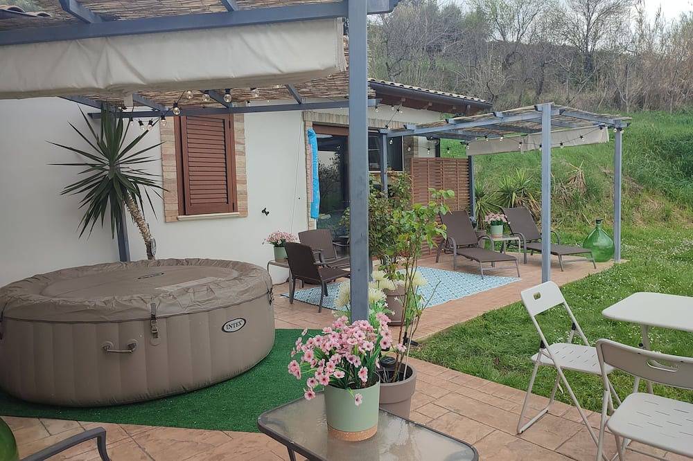 Entire apartment, Studio apartment with hot tub and patio in peaceful countryside! in Penne, Pescara Province