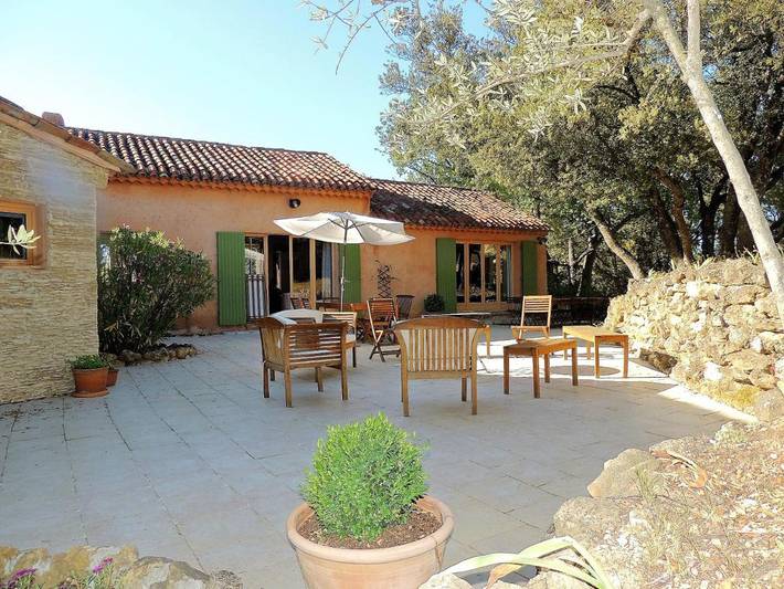 Location de vacances pour 2 personnes, avec jardin ainsi que terrasse et piscine à La Bastidonne - 4