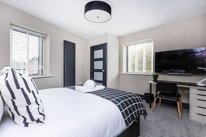 BOOTique House - Luxury Group Accommodation for 12 in Wakefield, West Yorkshire
