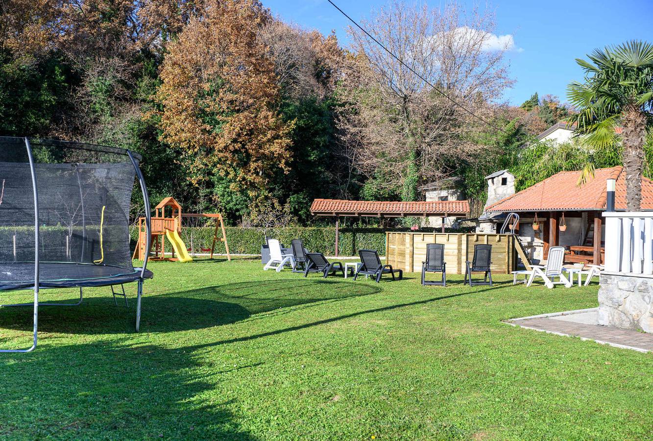 Casa de vacaciones con piscina exterior, parque infantil, trampolín y barbacoa  in Arhuaco, Opatija Riviera