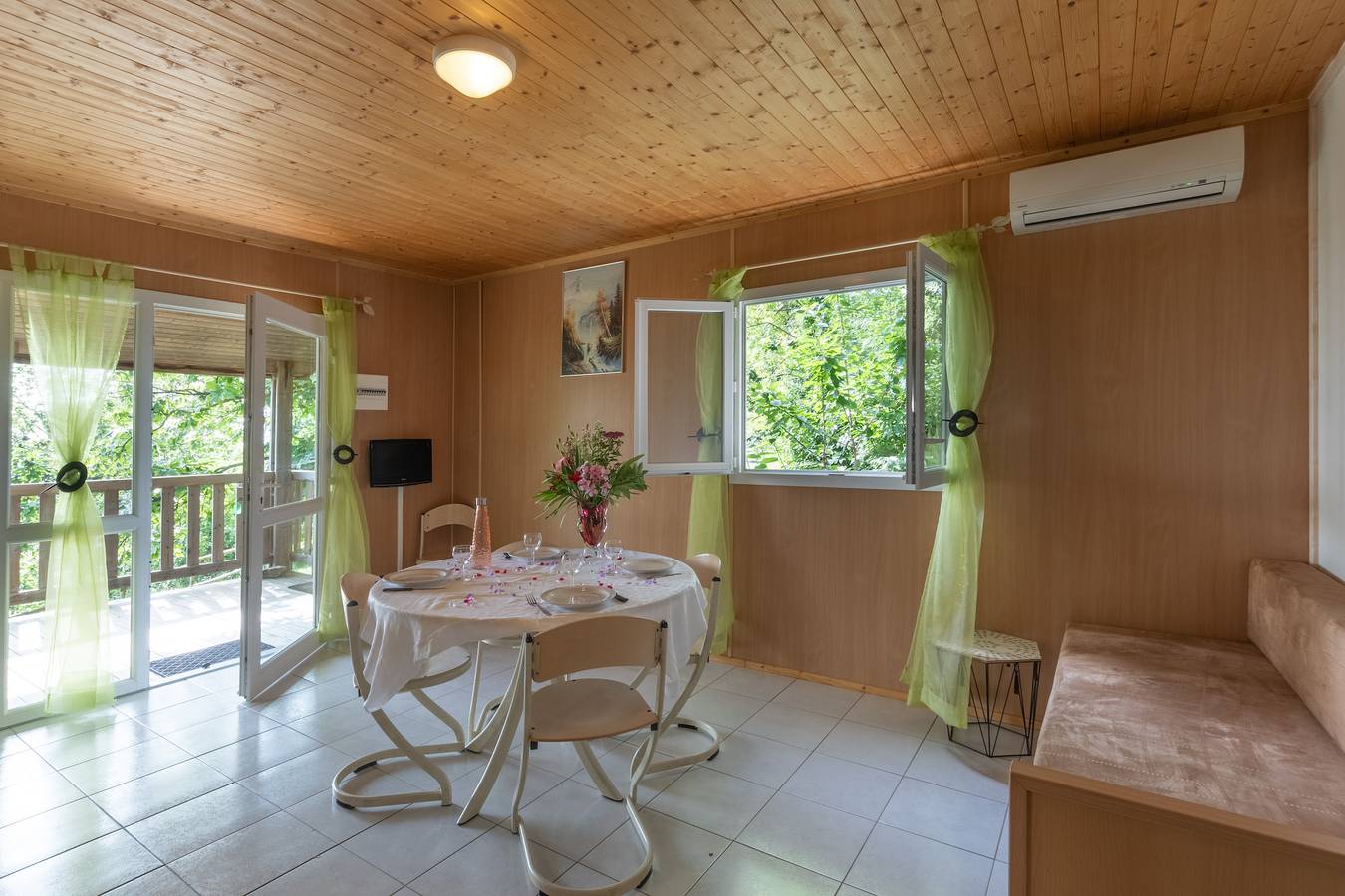Chalet 'Jordan - Mas Lachamp' avec vue sur les montagnes, piscine partagée et climatisation in Gravières, Parc naturel régional des Monts d'Ardèche