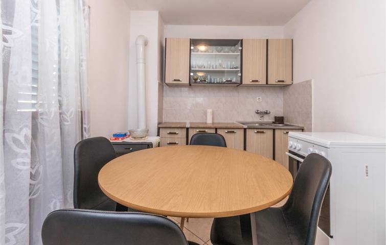 Reizendes Apartment mit einem Schlafzimmer und Terrasse, 1 km vom Strand Pod Vruljom entfernt in Pakostane, Zadar