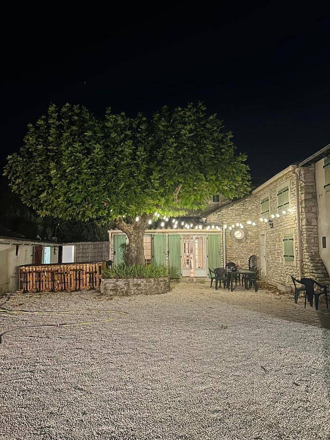 Location de vacances pour 11 personnes, avec jacuzzi ainsi que piscine et jardin, adapté aux familles à Mons (Gard) - 2