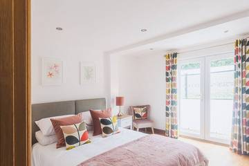 Holiday Home for 12 People in Mawgan Porth, Cornwall, Photo 1