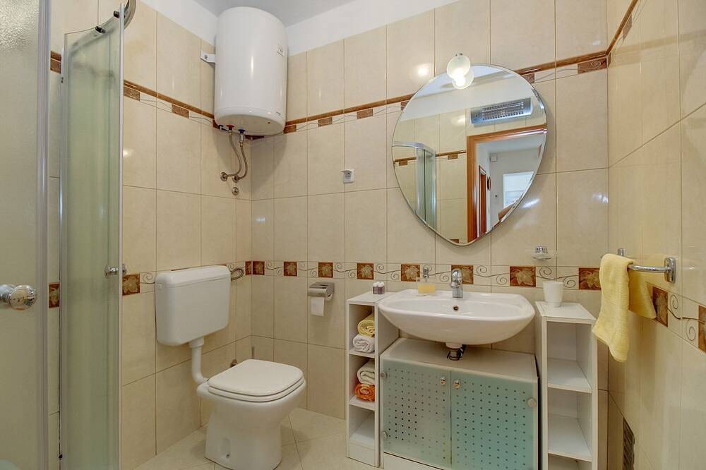 Ganze Wohnung, 2-Zimmer-Ferienwohnung mit Terrasse Mali Losinj, Losinj in Mali Lošinj, Lošinj