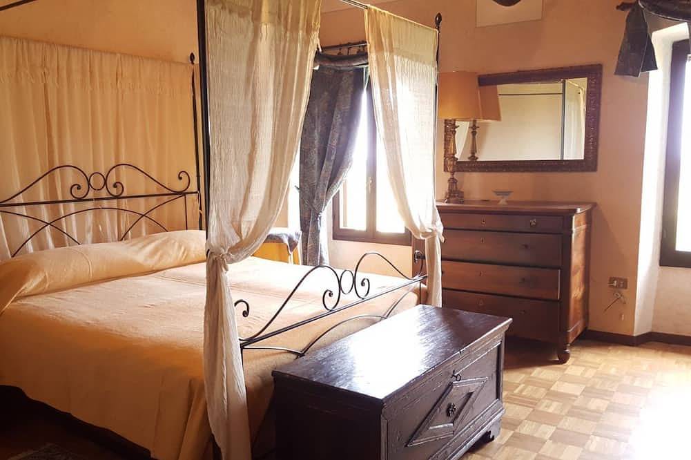 Amazing Historical Country House in Pozzolengo, Garda Bergen