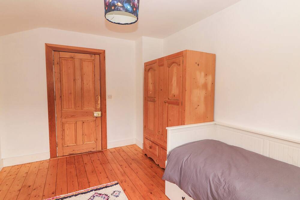 Shanti Gher, pet friendly, with a garden in Ballylickey, County Cork in Glenagarriff, County Cork