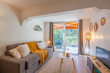 Gîte pour 2 personnes, avec terrasse ainsi que jardin et piscine dans Golf et Tennis Club de Valescure