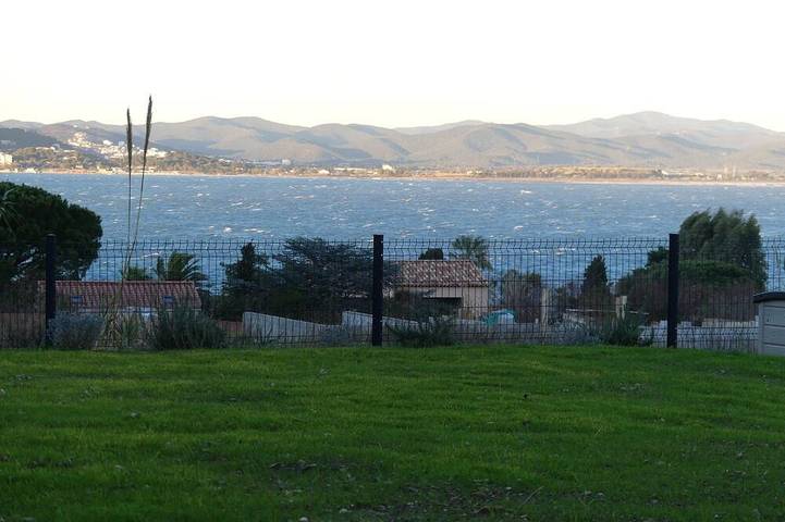 Gîte pour 4 personnes, avec terrasse et jardin dans Plage de la Madrague (Giens)