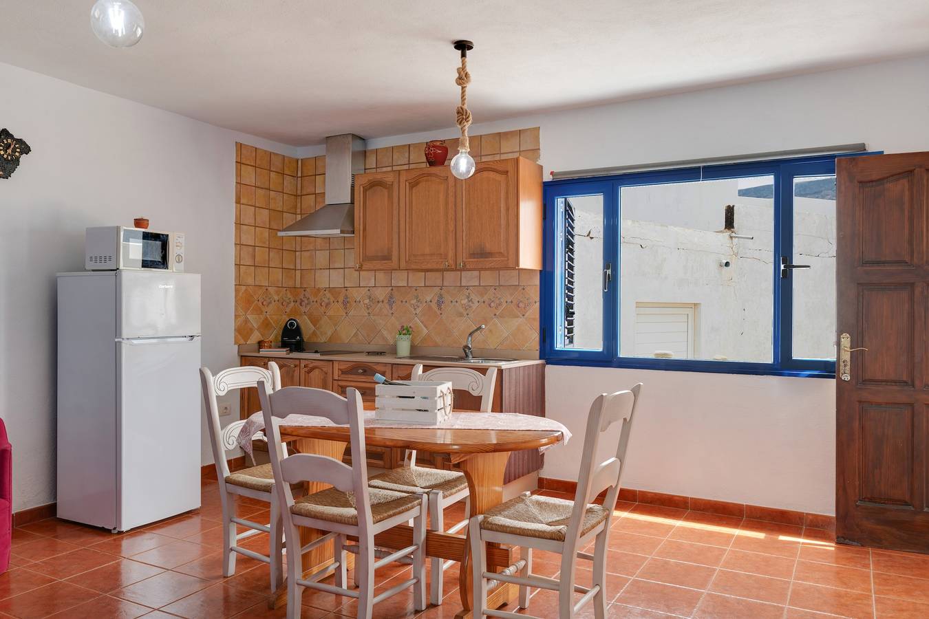 Apartamento entero, Apartamento de vacaciones 'Apartamento La Caletilla' con vistas al mar, terraza privada y Wi-Fi in La Graciosa, Parque Natural Archipiélago Chinijo