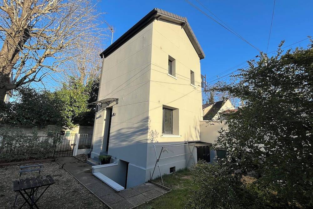 Charming Villa Retreat near Paris  Private 2nd Floor & Garden Female Only in Bry-sur-Marne, Val-de-Marne