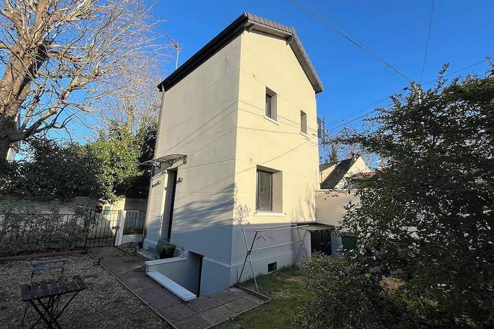 Charming Villa Retreat near Paris  Private 2nd Floor & Garden Female Only in Bry-sur-Marne, Val-de-Marne