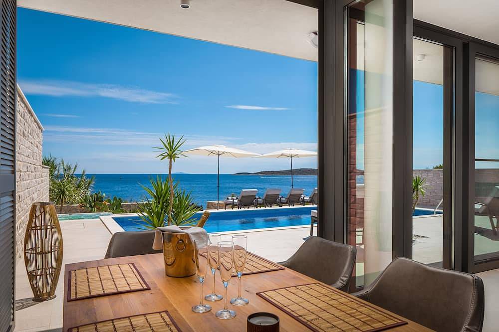 Beachfront house with Pool and Jakuzzi -maximum comfort and privacy ... in Rukavac, Split-Dalmatia