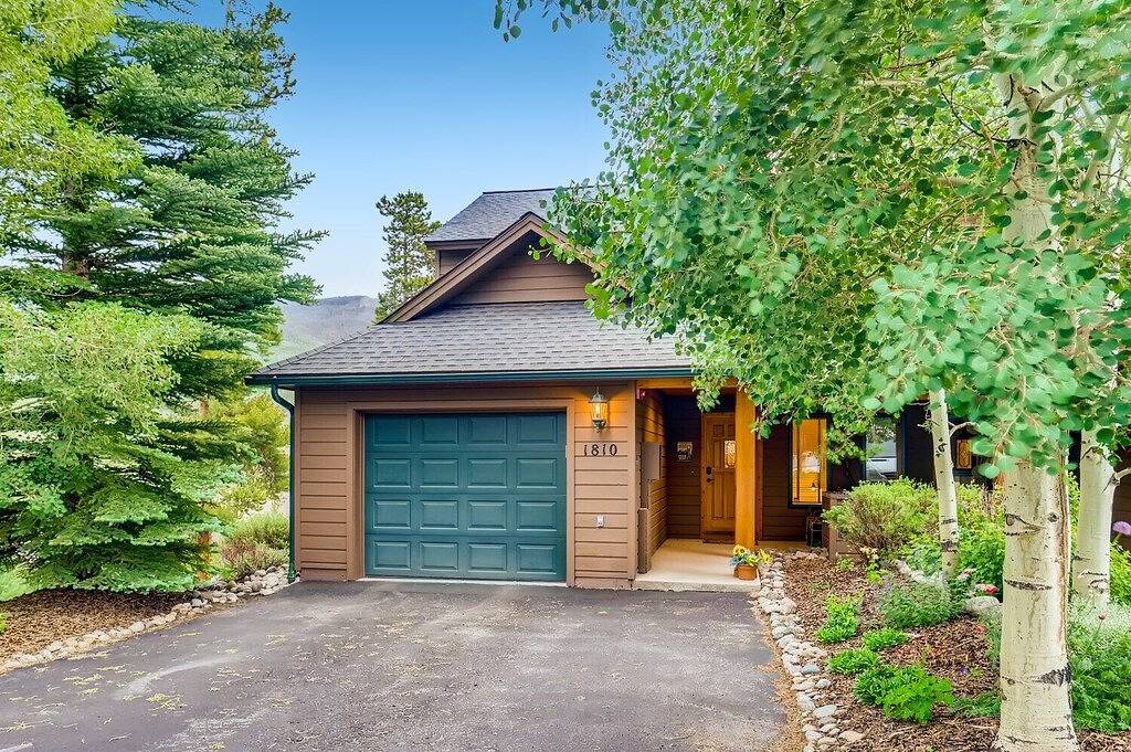 Snowy Paws at Eagles Nest Townhome: Cozy Mountain Getaway in Silverthorne, Arapaho and Roosevelt National Forests