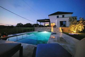 Cottage pour 10 personnes, avec jacuzzi ainsi que jardin et terrasse à Rouillon
