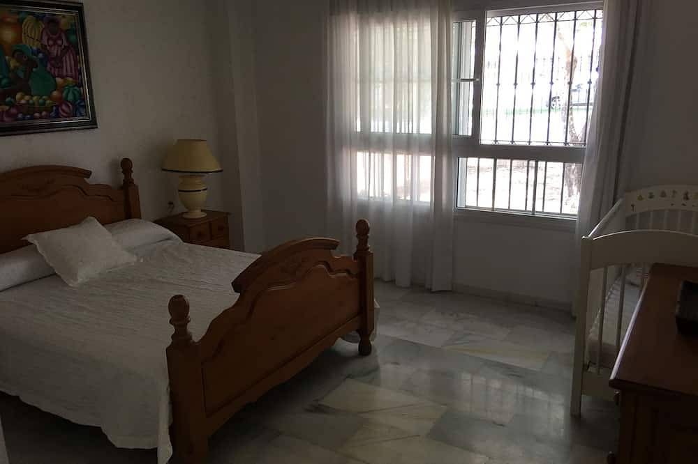 5 bedroom villa, private pool, 850m from the beach, next to the golf course in Playa Nueva Umbría, El Portil