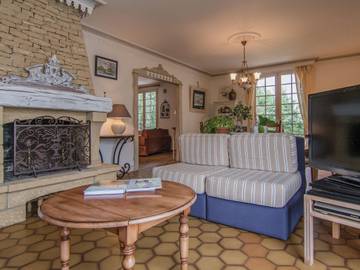 Maison De Vacances pour 7 Personnes dans Saint-Bonnet-la-Rivière, Région de Brive-la-Gaillarde, Photo 1