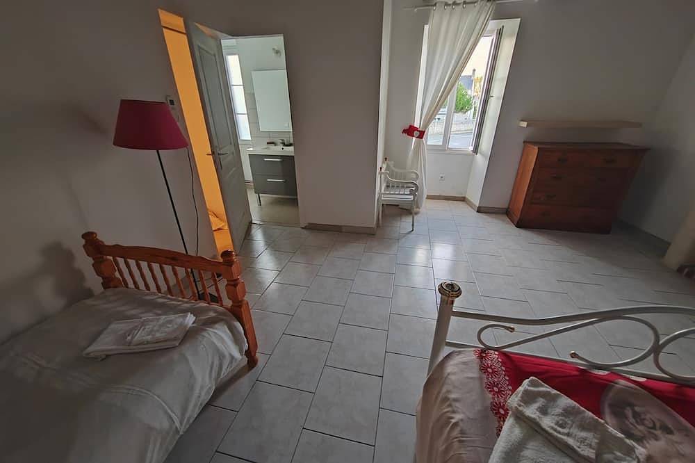 Chambre Rouge 20m² Sdb Privée avec brunch in Hommes, Région de Tours