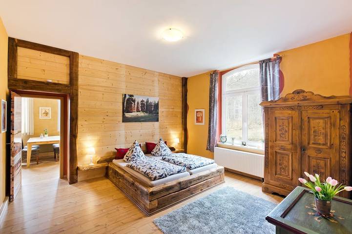 Ganze Wohnung, Zauberhaft warme & sonnige Ferienwohnung \"Antholz\" in Oybin, Zittauer Gebirge